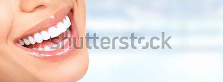 Femeie dinţi frumos izolat alb Imagine de stoc © Kurhan
