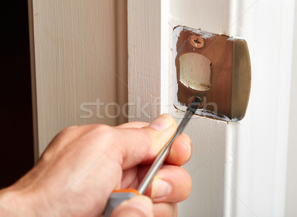 Drzwi strajk tablicy instalacja ręce śrubokręt Zdjęcia stock © Kurhan