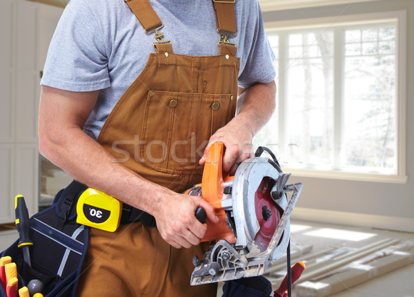 Pracownik budowlany elektryczne widział ręce narzędzie pasa Zdjęcia stock © Kurhan