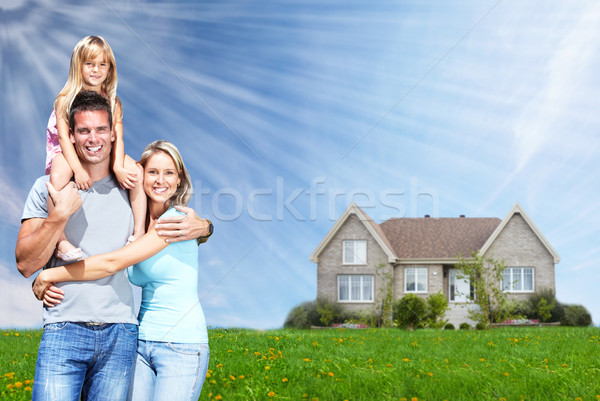 Glückliche Familie neues Zuhause Immobilien Himmel Familie Kinder Stock foto © Kurhan