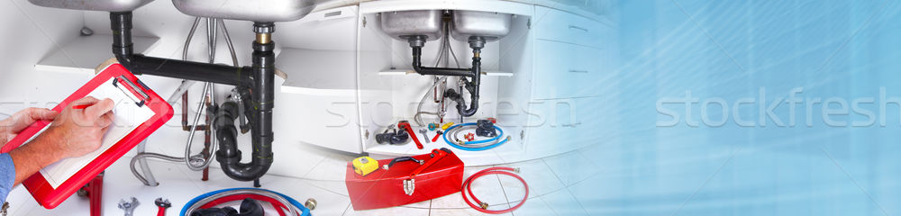 Mână instalator cheie mâini profesional sanitare Imagine de stoc © Kurhan