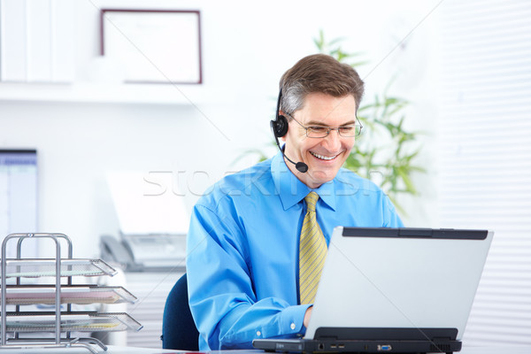 Om de afaceri zâmbitor lucru laptop setul cu cască afaceri Imagine de stoc © Kurhan