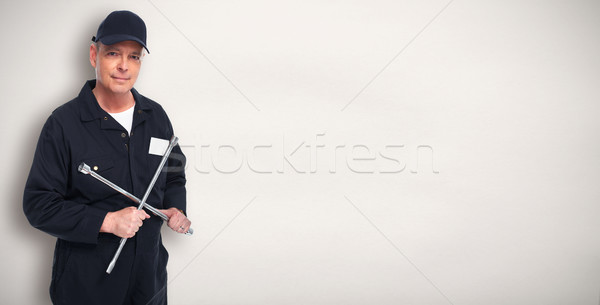 Autoreparatur Service Arbeitnehmer reifen Schraubenschlüssel Hände Stock foto © Kurhan