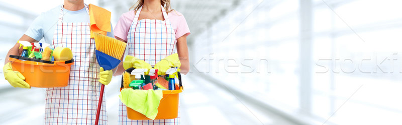 Servitoare tineri profesional femeie curăţenie serviciu Imagine de stoc © Kurhan