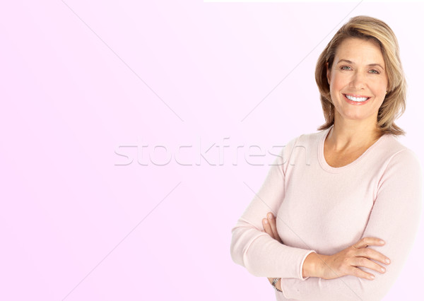 女子面帶微笑 快樂 成熟的女人 粉紅色 女子 面對 商業照片 © Kurhan