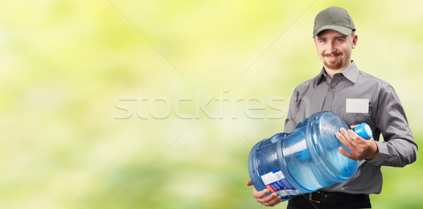 Homem garrafa água potável água entrega serviço Foto stock © Kurhan