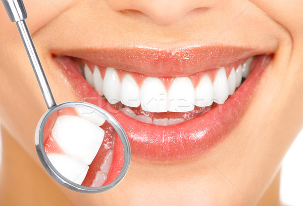 牙齒 健康 女子 牙科 口 鏡子 商業照片 © Kurhan