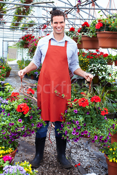 Mann arbeiten Gärtnerei Mitarbeiter Gartenarbeit Garten Stock foto © Kurhan