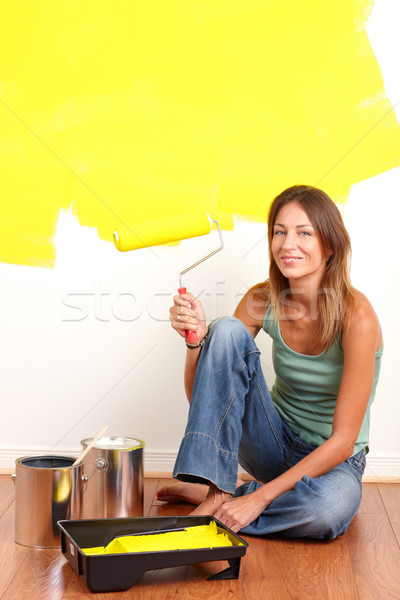 Renovierung lächelnd schöne Frau Malerei Innenraum Wand Stock foto © Kurhan