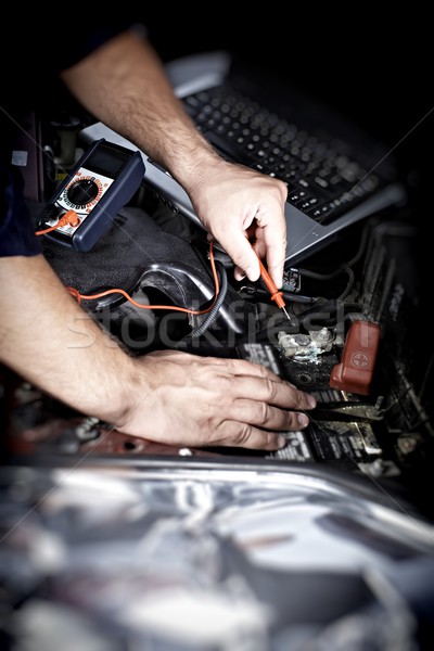 Szerelő dolgozik autó javítás garázs autó Stock fotó © Kurhan