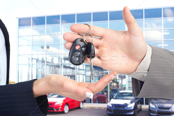 Mains clés de voiture revendeur client main Photo stock © Kurhan