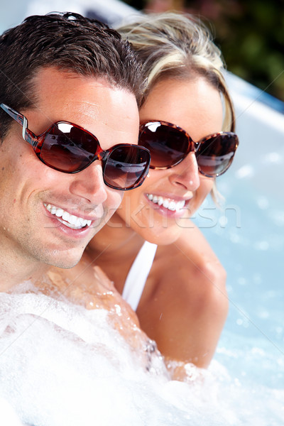 Fericit cuplu jacuzzi relaxare cada cu hidromasaj vacanţă Imagine de stoc © Kurhan