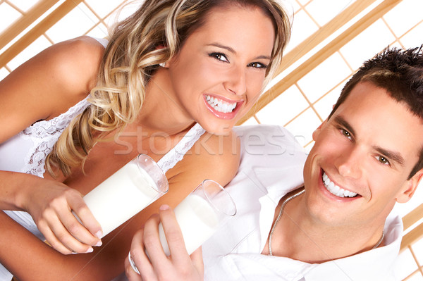 Pareja potable leche jóvenes amor blanco Foto stock © Kurhan