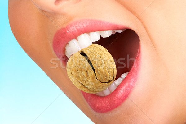 Saludable dientes mujer hermosa agrietado nuez Foto stock © Kurhan