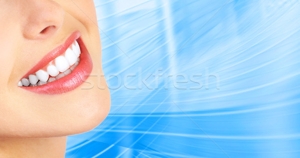 女子 牙齒 美麗 年輕女子 藍色 婦女 商業照片 © Kurhan
