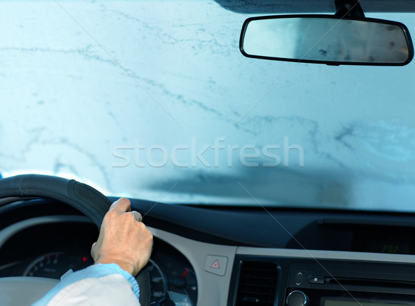 Mujer conducción congelado parabrisas conductor seguro Foto stock © Kurhan