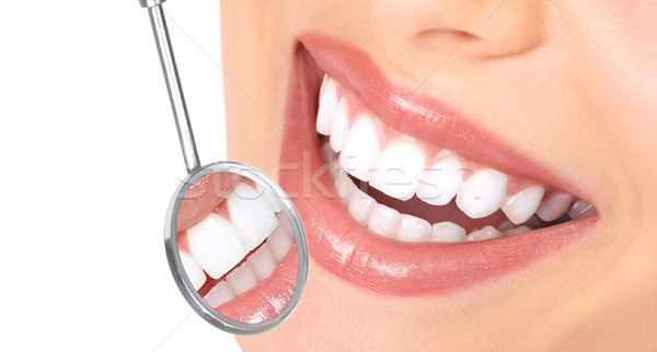 Dinţi sănătos femeie dentist gură oglindă Imagine de stoc © Kurhan
