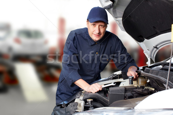 Profissional mecânico de automóveis carro mecânico trabalhando automático Foto stock © Kurhan