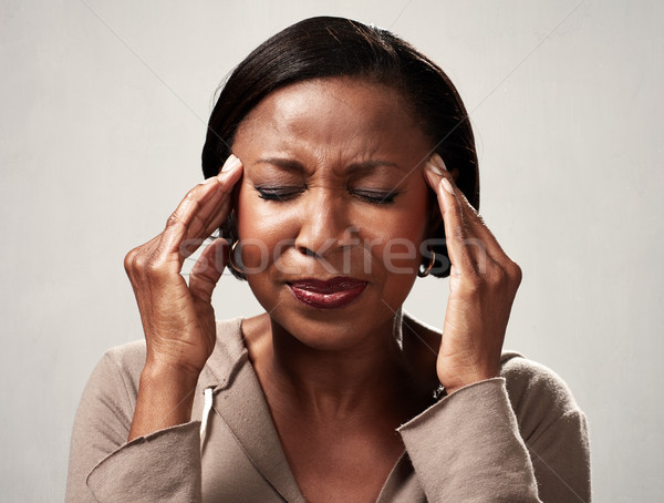 Dor de cabeça africano americano mulher enxaqueca cinza mãos Foto stock © Kurhan