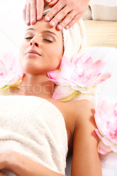 Spa masaj frumos relaxa femeie Imagine de stoc © Kurhan