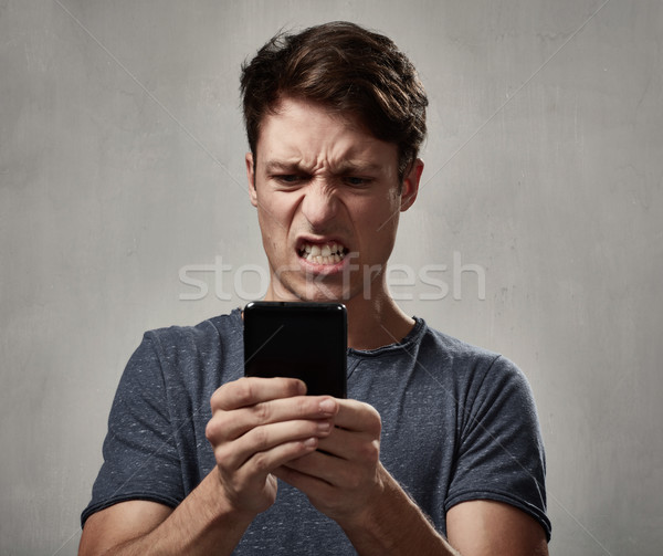 憤怒 男子 手機 手機 人 憤怒 商業照片 © Kurhan