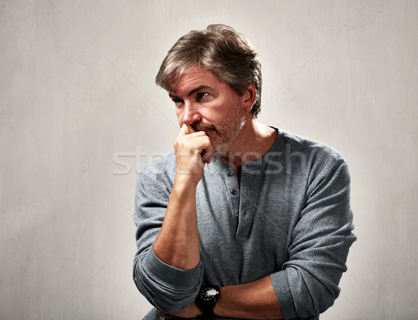 無聊 男子 寂寞 肖像 灰色 牆 商業照片 © Kurhan