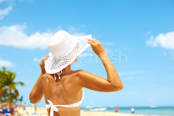Kobieta plaży szczęśliwy piękna kobieta wakacje niebo Zdjęcia stock © Kurhan