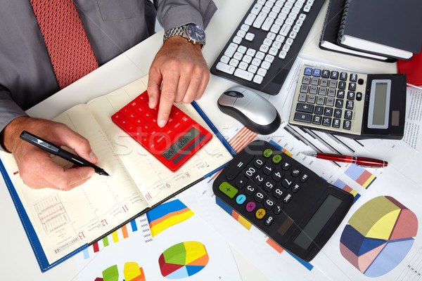 Ręce księgowy człowiek człowiek biznesu Kalkulator rachunkowości Zdjęcia stock © Kurhan