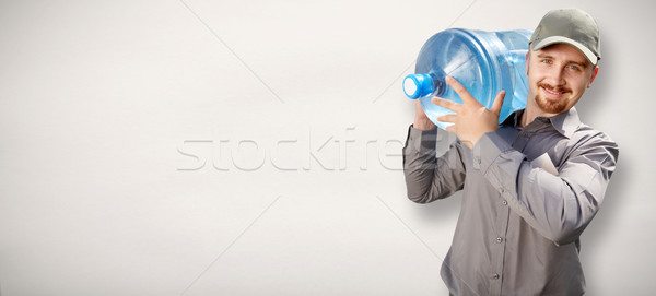 Man fles drinkwater water levering dienst Stockfoto © Kurhan