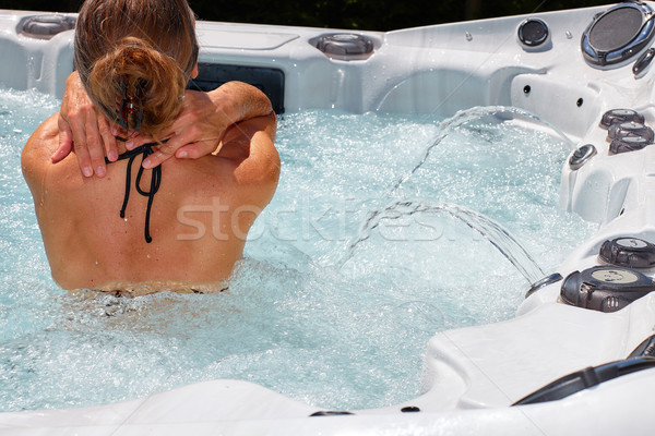 Bella donna rilassante vasca idromassaggio giovani acqua salute Foto d'archivio © Kurhan