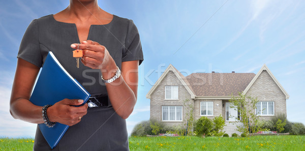 Agent imobiliar femeie cheie mâini casă Imagine de stoc © Kurhan
