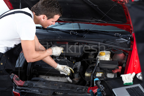 Auto naprawy przystojny mechanik pracy sklep Zdjęcia stock © Kurhan
