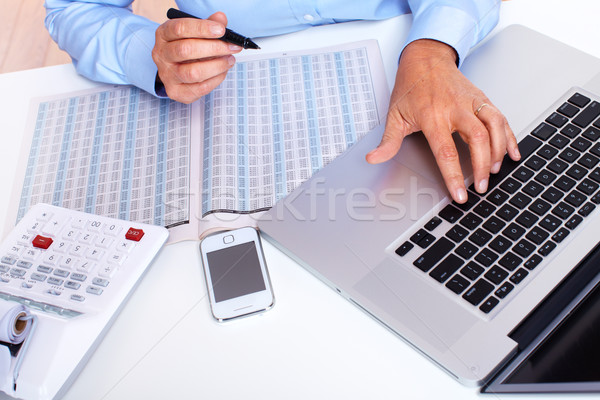 Mâini contabil femeie de afaceri lucru birou femeie Imagine de stoc © Kurhan