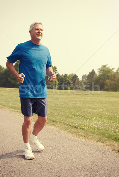 Foto stock: Senior · homem · corrida · feliz · sorridente · idoso