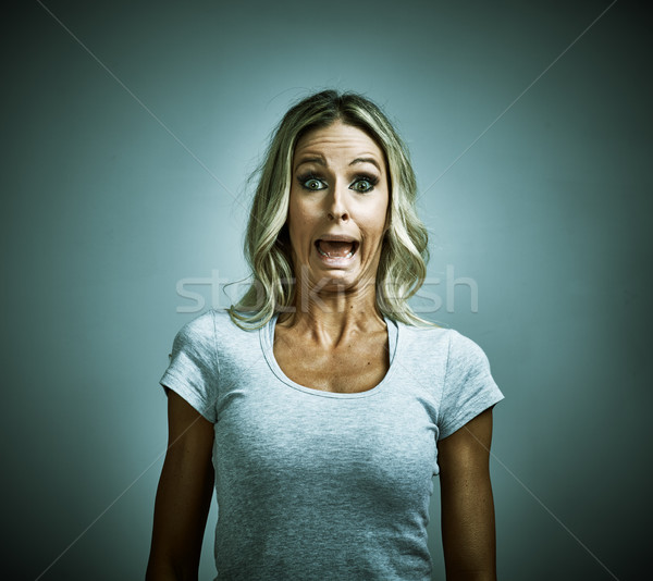 Bang bang jonge vrouw angst portret groene Stockfoto © Kurhan