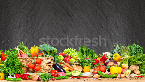 Organikus zöldségek gyümölcsök választék asztal konyha Stock fotó © Kurhan