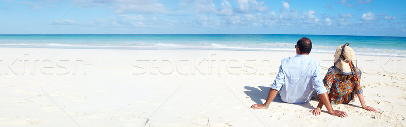 Casal praia amoroso olhando oceano céu Foto stock © Kurhan