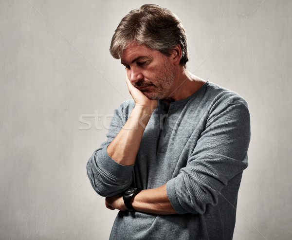 Solitario hombre deprimido retrato gris pared Foto stock © Kurhan
