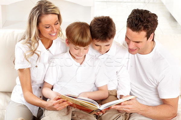 幸福的家庭 父親 母親 孩子 閱讀 書 商業照片 © Kurhan