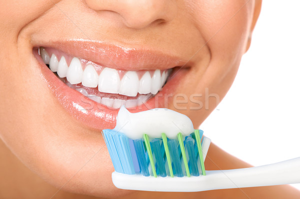 Gezonde tanden glimlachend jonge vrouw tandenborstel Stockfoto © Kurhan