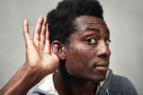 Dinleme siyah adam el arkasında kulak Stok fotoğraf © Kurhan