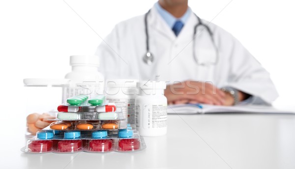 Médecin écrit médicaux ordonnance pharmaceutique Photo stock © Kurhan