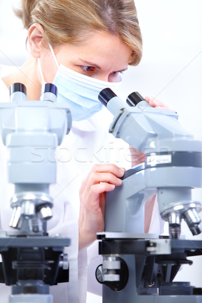 實驗室 女子 工作的 顯微鏡 實驗室 醫生 商業照片 © Kurhan