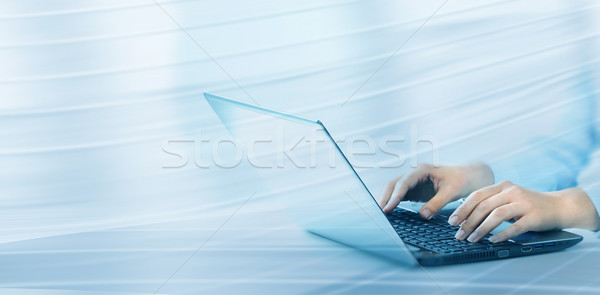 Mâini laptop tastatură femeie de afaceri birou mână Imagine de stoc © Kurhan
