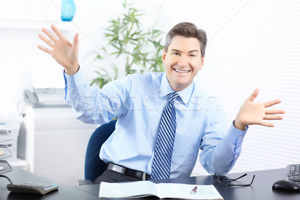 Foto stock: Empresario · sonriendo · de · trabajo · oficina · papel · cara