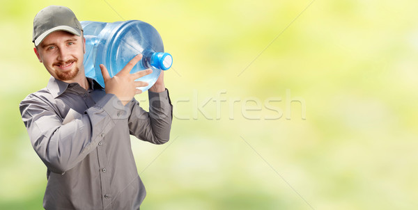 [[stock_photo]]: Homme · bouteille · eau · potable · eau · livraison · Ouvrir · la