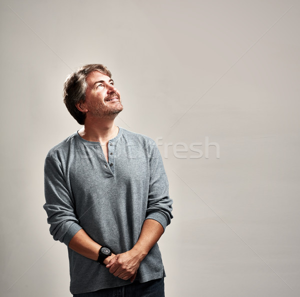 Foto stock: Otimista · homem · sorridente · retrato · cinza · homens