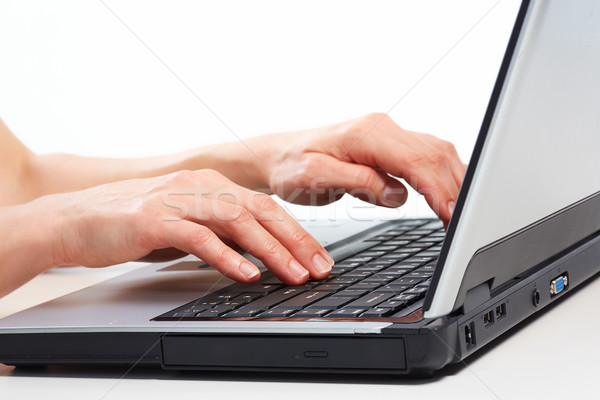 Mãos computador portátil mulher de negócios mulher escritório internet Foto stock © Kurhan
