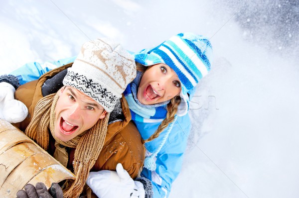 Saneczkarstwo para młodych szczęśliwy uśmiechnięty zimą Zdjęcia stock © Kurhan