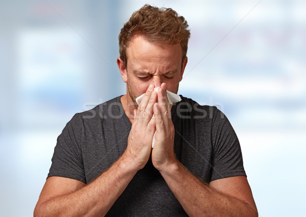 男子 冷 生病 流感 吹鼻 餐巾 商業照片 © Kurhan